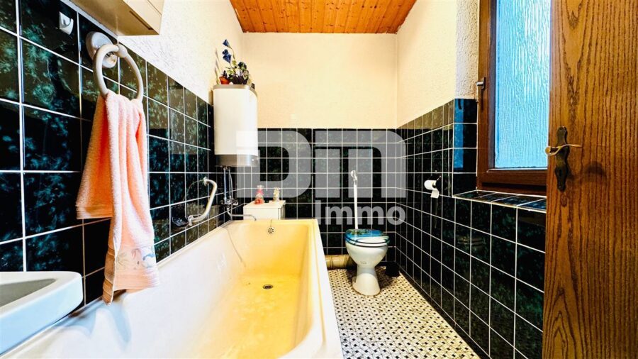 Wohnhausensemble auf großem Grundstück mit Nebengebäuden als langfristige Kapitalanlage - Vorderhaus EG Badezimmer / Badewanne